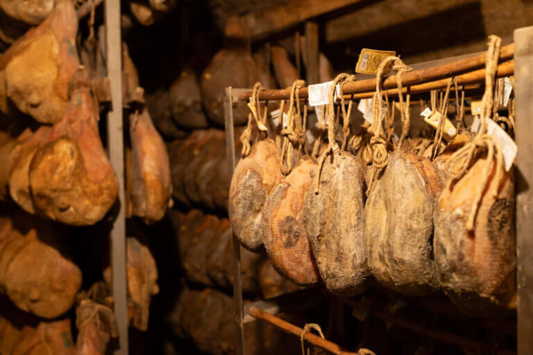 cantina prodotti appesi (1)